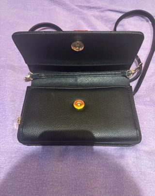Bolso negro y dorado