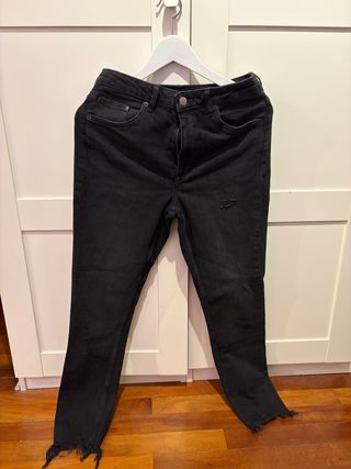 Pantalón vaquero negro desgastado
