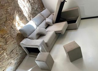 Divano modulare grigio con 2 pouf
