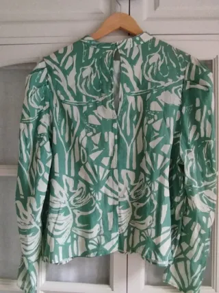 Blusa verde y blanca estampada