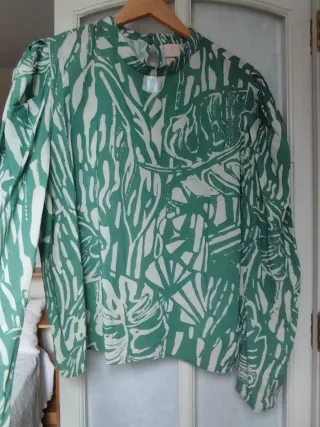 Blusa verde y blanca estampada