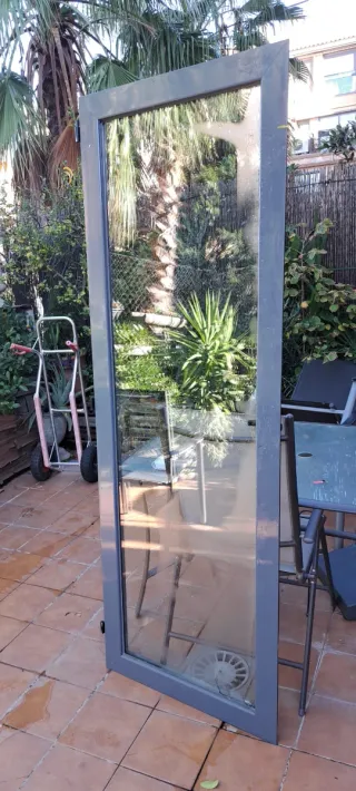 Puerta de cristal con marco gris