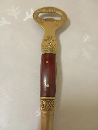 Abrebotellas y martillo rompe hielo antiguo dorado