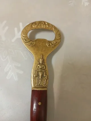 Abrebotellas y martillo rompe hielo antiguo dorado