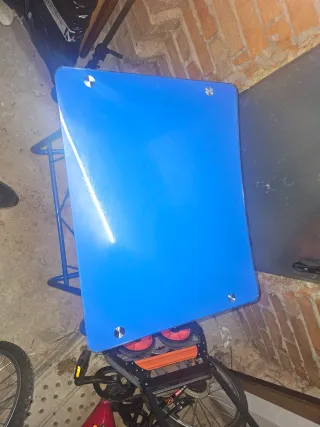 Mesa de cristal azul con patas metálicas