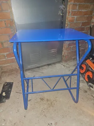 Mesa de cristal azul con patas metálicas