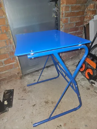 Mesa de cristal azul con patas metálicas