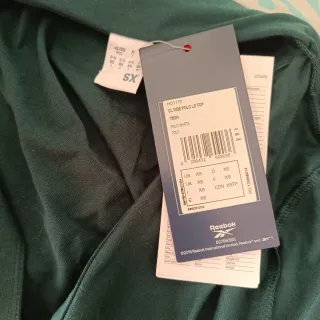 Top Reebok verde talla XS con etiqueta
