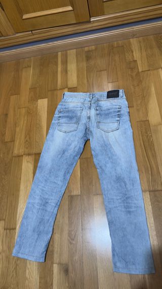 Pantalones vaqueros Pull&Bear desgastados