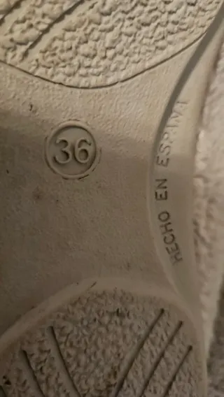 Batin y zapatillas estar por casa de la talla 36.