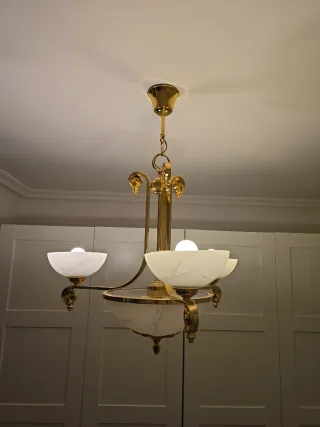 Lámpara de techo dorada y cristal