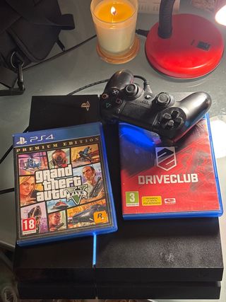 PlaySation 4 + 2 juegos + mando + cables