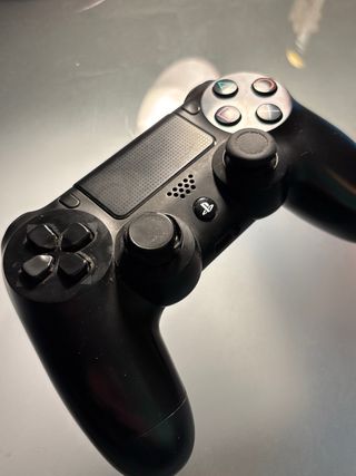 PlaySation 4 + 2 juegos + mando + cables