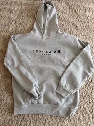 Sudadera gris con capucha C'est la Vie