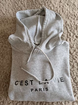 Sudadera gris con capucha C'est la Vie
