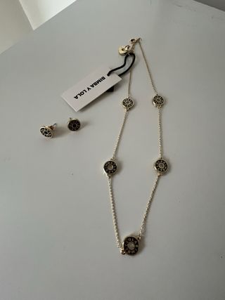 Collar y pendientes dorados con negro