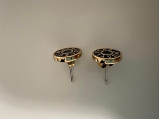 Collar y pendientes dorados con negro