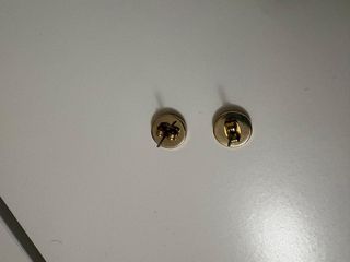 Collar y pendientes dorados con negro