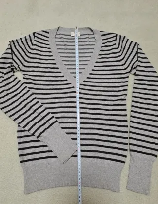 Jersey rayas gris y negro. Cuello de pico.