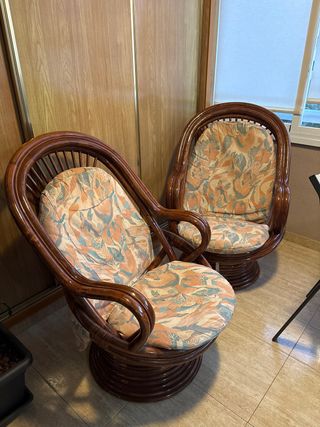 2 Sillones giratorios ratán y tela