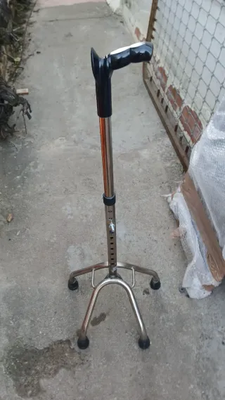 Bastón trípode ajustable