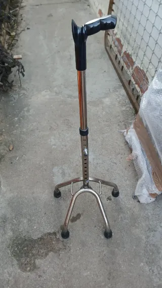 Bastón trípode ajustable