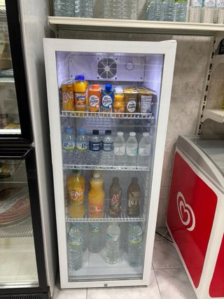 Nevera expositora de bebidas
