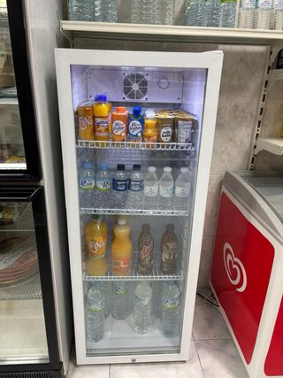 Nevera expositora de bebidas