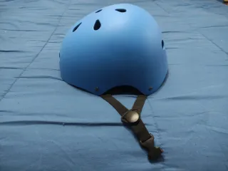 Casco azul patinete infantil con protecciones