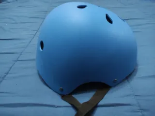 Casco azul patinete infantil con protecciones