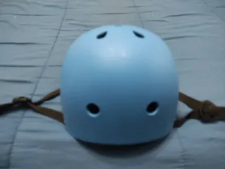 Casco azul patinete infantil con protecciones