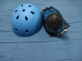 Casco azul patinete infantil con protecciones