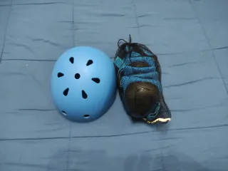 Casco azul patinete infantil con protecciones