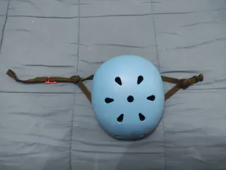 Casco azul patinete infantil con protecciones