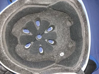 Casco azul patinete infantil con protecciones