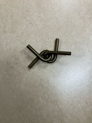 Rompecabezas de clavos entrelazados