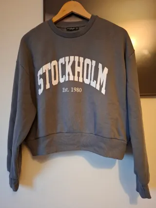 Sudadera crop Stradivarius