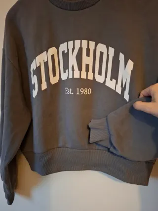 Sudadera crop Stradivarius