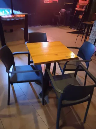 Mesa de madera Budweiser y 4 sillas grises