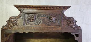 Mueble antiguo tallado a mano