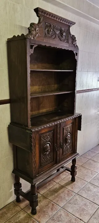Mueble antiguo tallado a mano