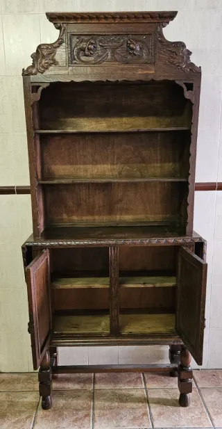 Mueble antiguo tallado a mano