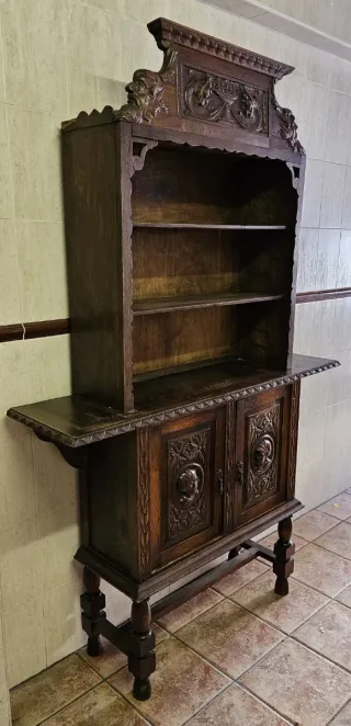 Mueble antiguo tallado a mano