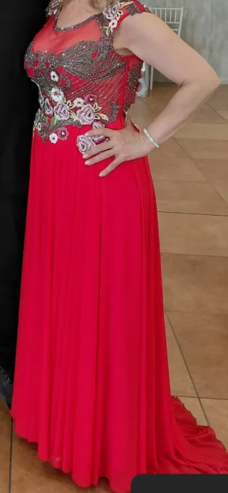Vestido de fiesta/novia rojo bordado.