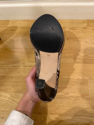 Tacones de piel estampado serpiente. Talla 38