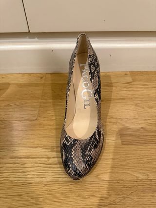 Tacones de piel estampado serpiente. Talla 38