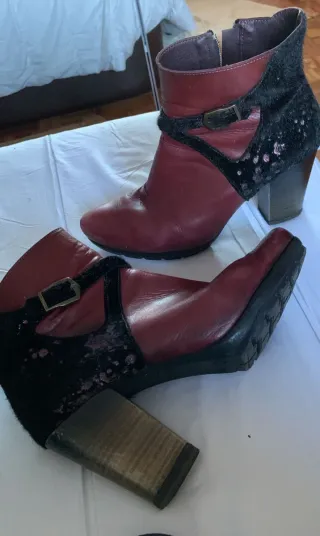 Botines rojos y negros con hebilla