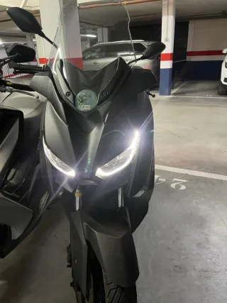 Moto YAMAHA X-MAX 125 cc Scooter Negra