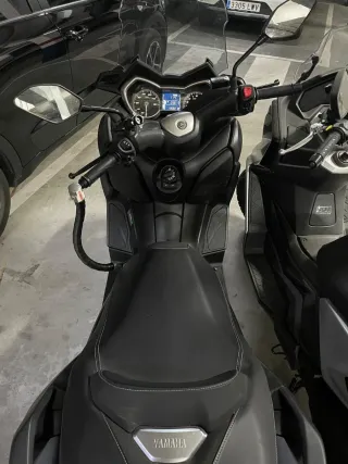 Moto YAMAHA X-MAX 125 cc Scooter Negra