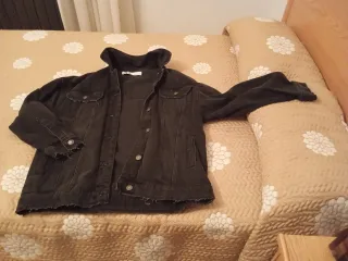 Chaqueta vaquera negra desgastada mujer